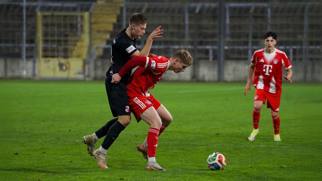 Anton Heinz im Kampf um den Ball.