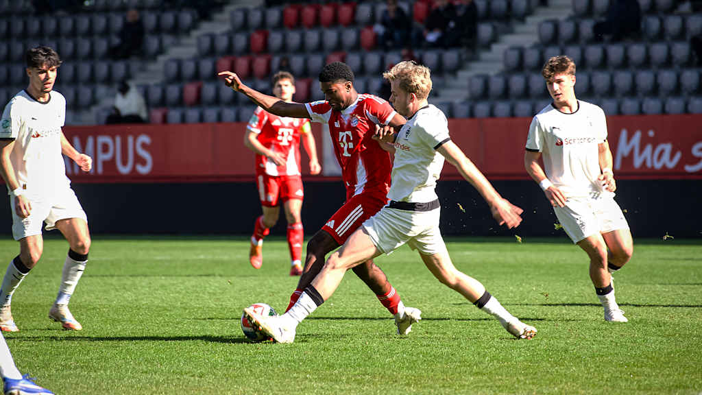 Spielszene aus dem Heimspiel der FC Bayern U19 in der Hauptrunde der U19-DFB-Nachwuchsliga gegen Borussia Mönchengladbach.