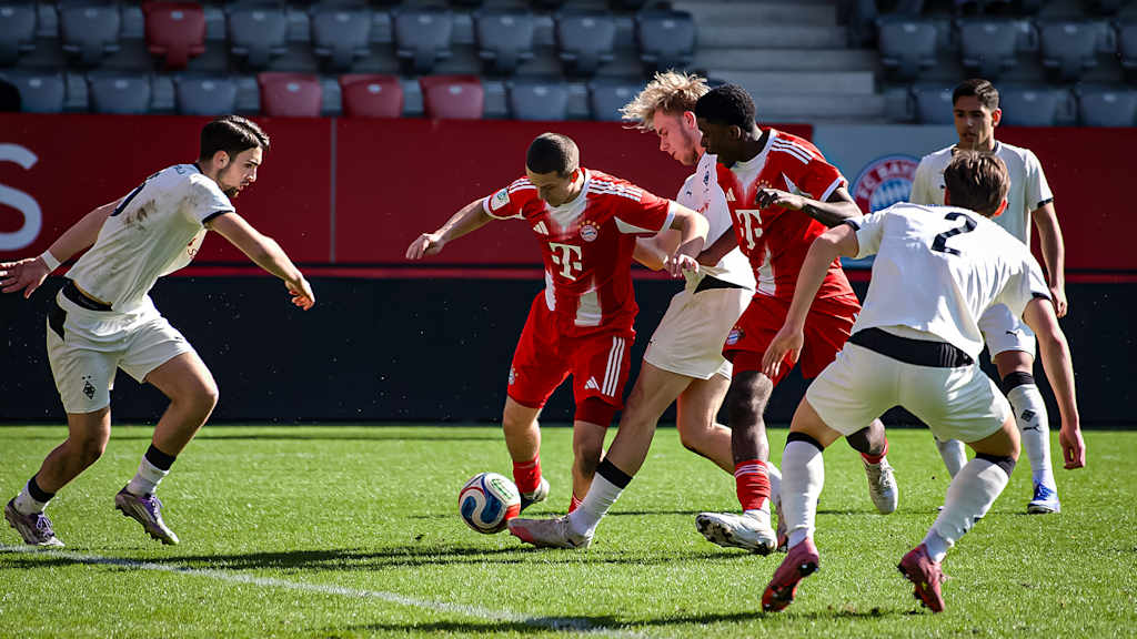 Spielszene aus dem Heimspiel der FC Bayern U19 in der Hauptrunde der U19-DFB-Nachwuchsliga gegen Borussia Mönchengladbach. 