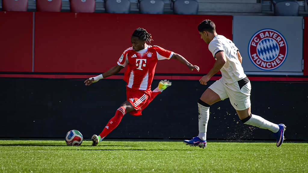 Spielszene aus dem Heimspiel der FC Bayern U19 in der Hauptrunde der U19-DFB-Nachwuchsliga gegen Borussia Mönchengladbach. 