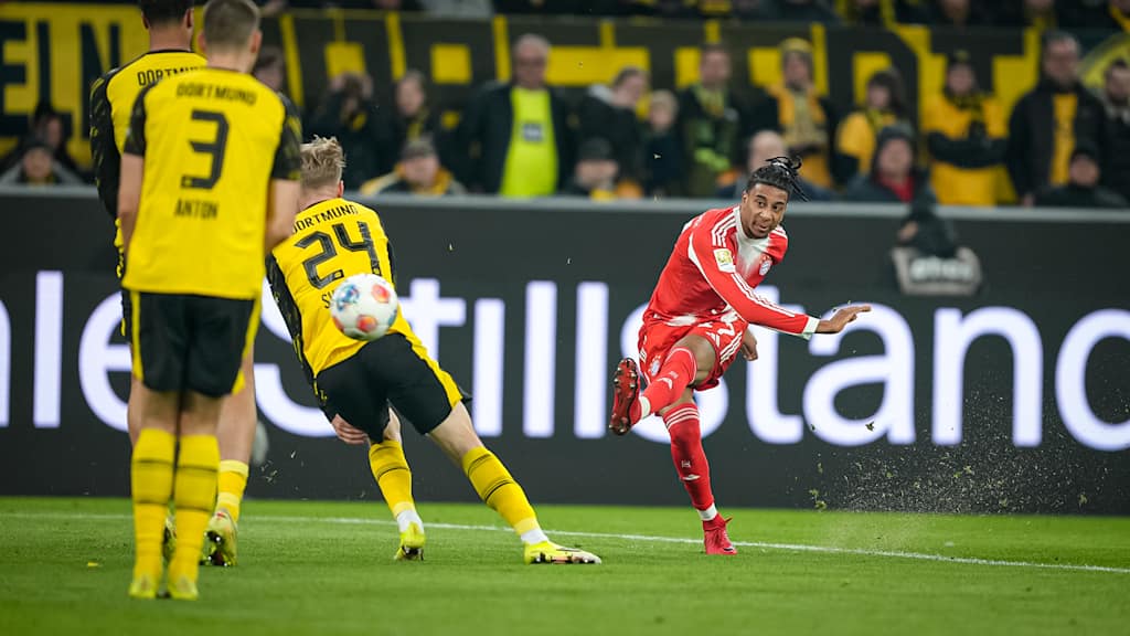 Michael Olise schießt aufs Tor während des Bundesliga-Topsspiels des FC Bayern bei Borussia Dortmund