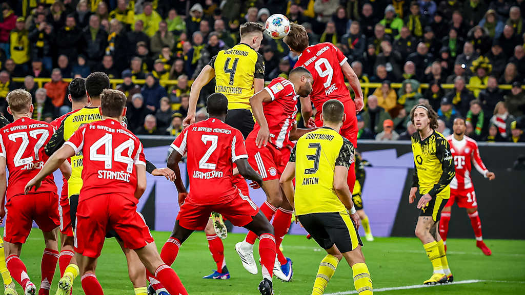 Nico Schlotterbeck trifft zum per Kopf während des Bundesliga-Topsspiels des FC Bayern bei Borussia Dortmund