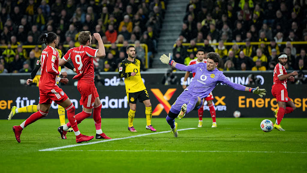 Harry Kane trifft zum Ausgleich während des Bundesliga-Topsspiels des FC Bayern bei Borussia Dortmund