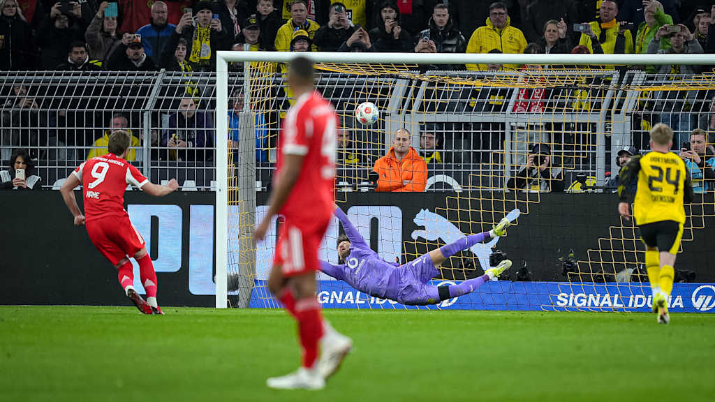 Harry Kane trifft vom Elfmeterpunkt während des Bundesliga-Topsspiels des FC Bayern bei Borussia Dortmund