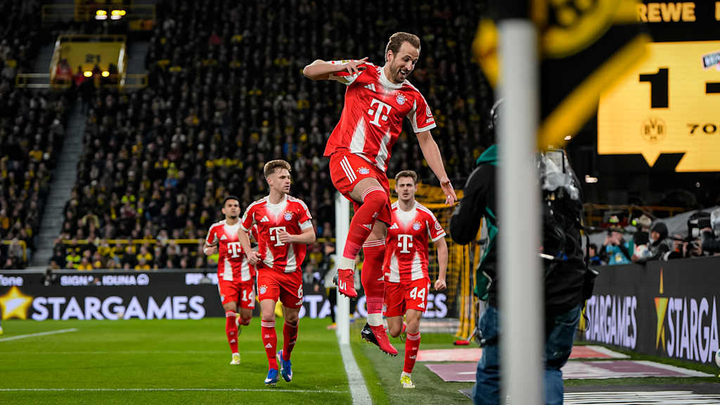 Harry Kane springt jubelnd in die Luft während des Bundesliga-Topsspiels des FC Bayern bei Borussia Dortmund