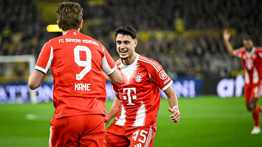 Aleksandar Pavlović und Harry Kane jubeln während des Bundesliga-Topsspiels des FC Bayern bei Borussia Dortmund