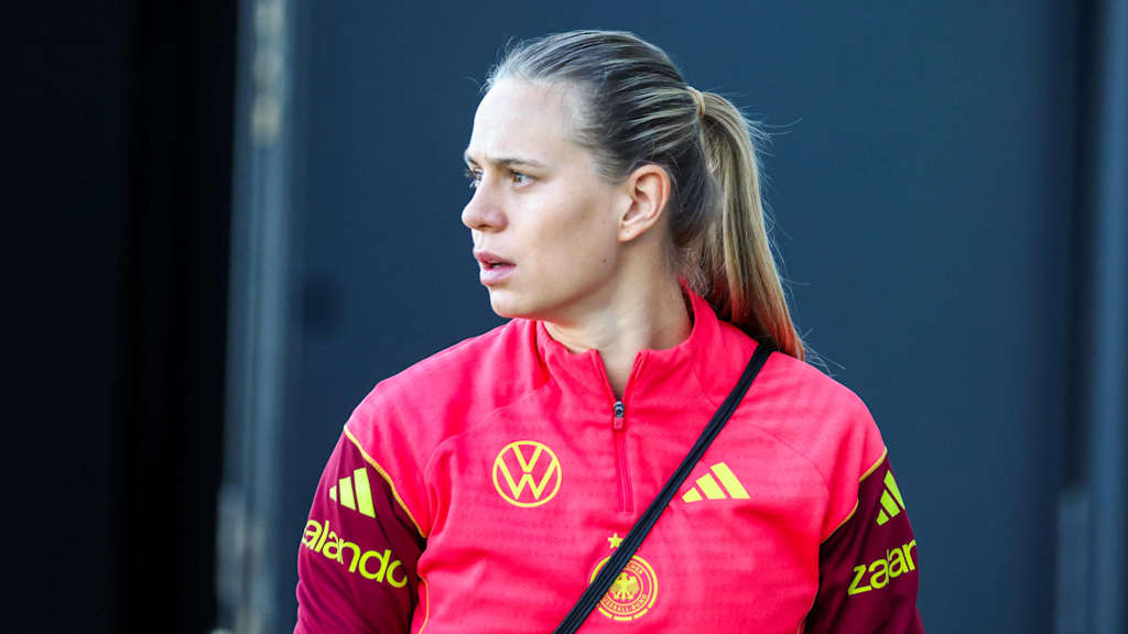 Klara Bühl in national team training gear looking left.