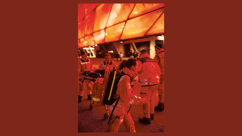 Rettungssanitäter laufen während eines Spiels des FC Bayern vor der Allianz Arena