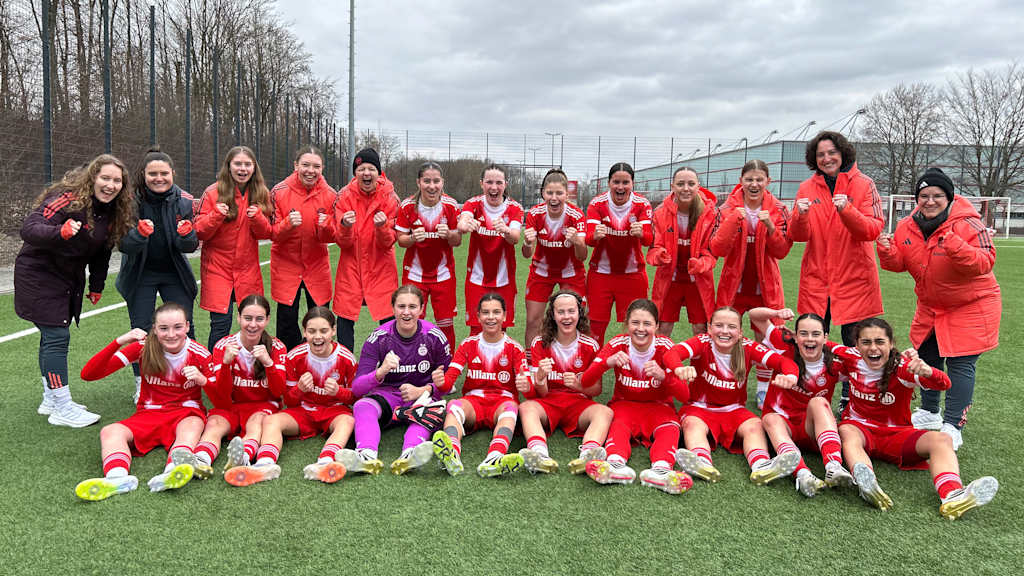 Die U15-Juniorinnen der FCB-Frauen bei einem gemeinsamen Jubelbild.