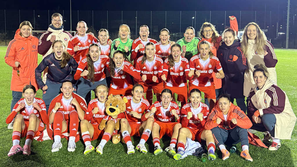 Die U17-Juniorinnen bei einem gemeinsamen Jubelbild.