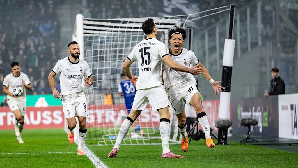 Spieler von Borussia Mönchengladbach bejubeln ein Tor.