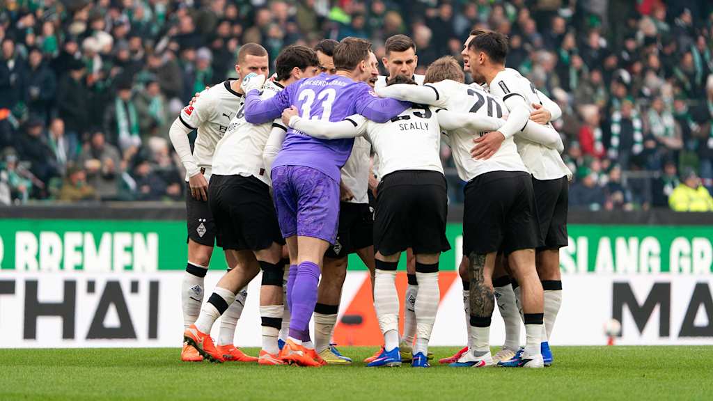 Das Team von Borussia Mönchengladbach bildet einen Kreis vor einem Bundesliga-Spiel.