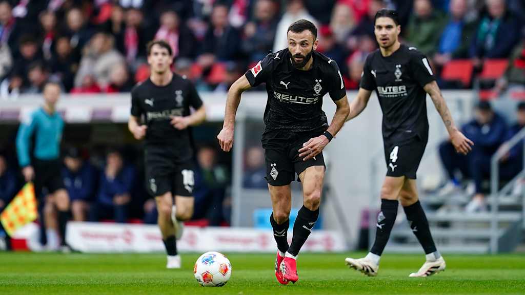 Franck Honorat dribbelt mit dem Ball in einem Spiel von Borussia Mönchengladbach.