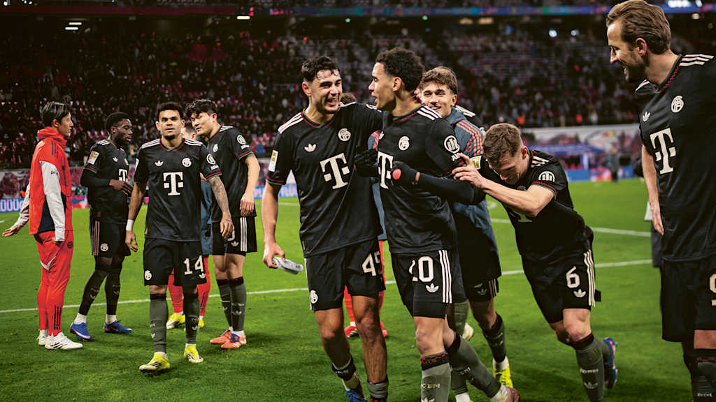 Jamal Musiala wird von seinem Mitspielern zum Jubeln vor der Fankurve eingeladen