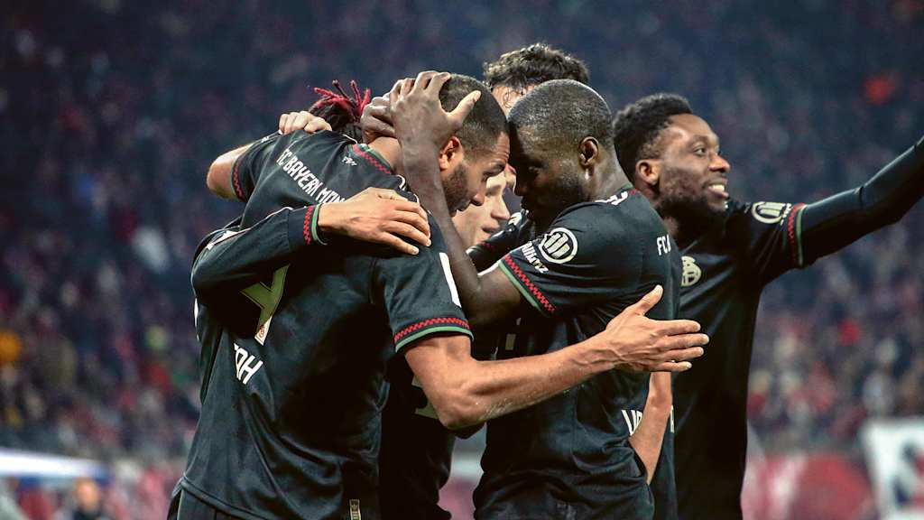 Jonathan Tah und Dayot Upamecano stecken beim Jubeln die Köpfe zusammen