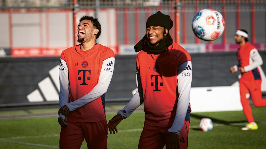 Luis Díaz und Michael Olise lachen gemeinsam im Training