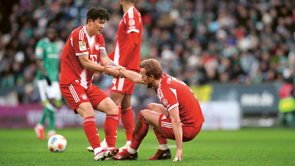 Minjae Kim hilft Harry Kane auf die Beine