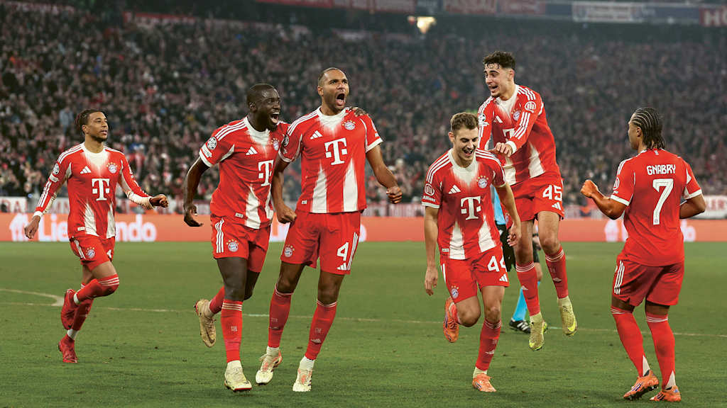 Spieler des FC Bayern jubeln gemeinsam nach einem Tor
