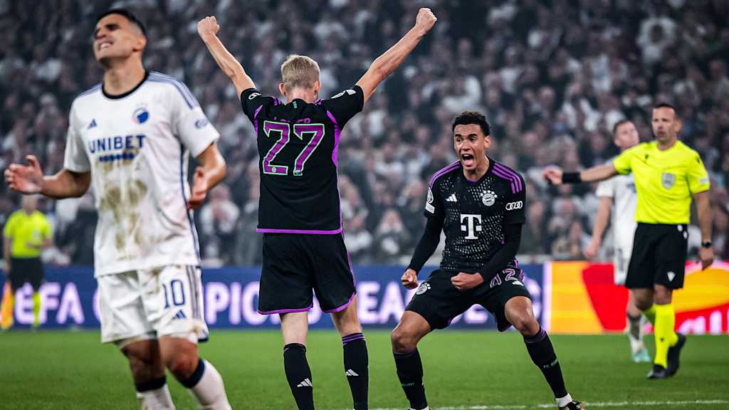 Konrad Laimer und Jaml Musiala jubeln gemeinsam nach einem Tor des FC Bayern in Kopenhagen