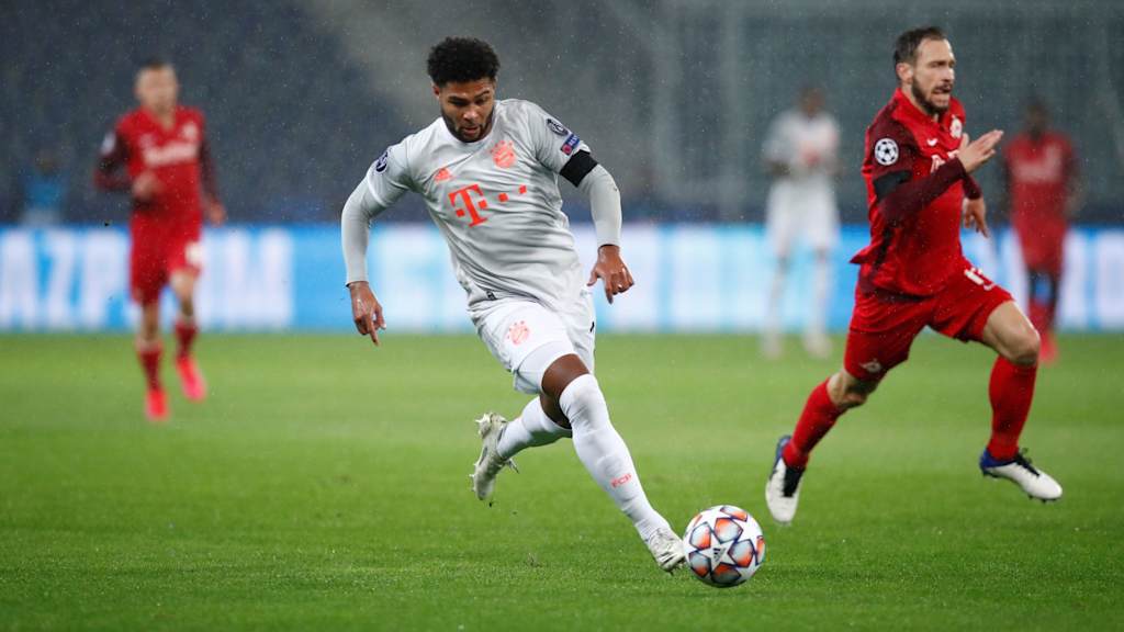 Serge Gnabry am Ball im Champions League-Spiel des FC Bayern in Salzburg
