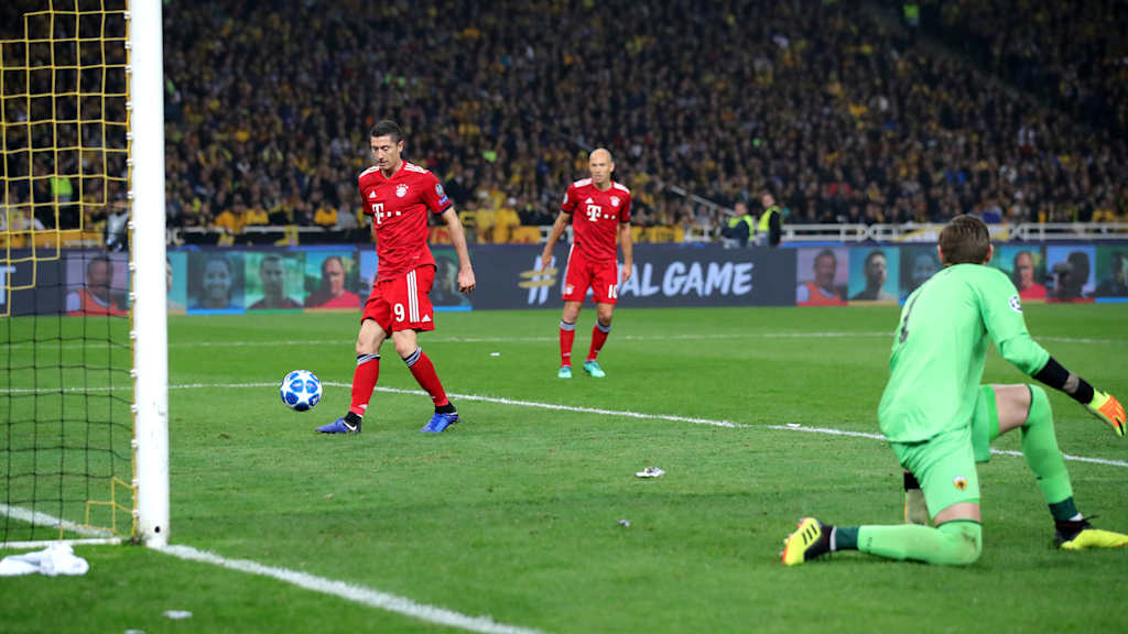 Robert Lewandowski trifft im Champions League-Spiel des FC Bayern bei AEK Athen ins leere Tor