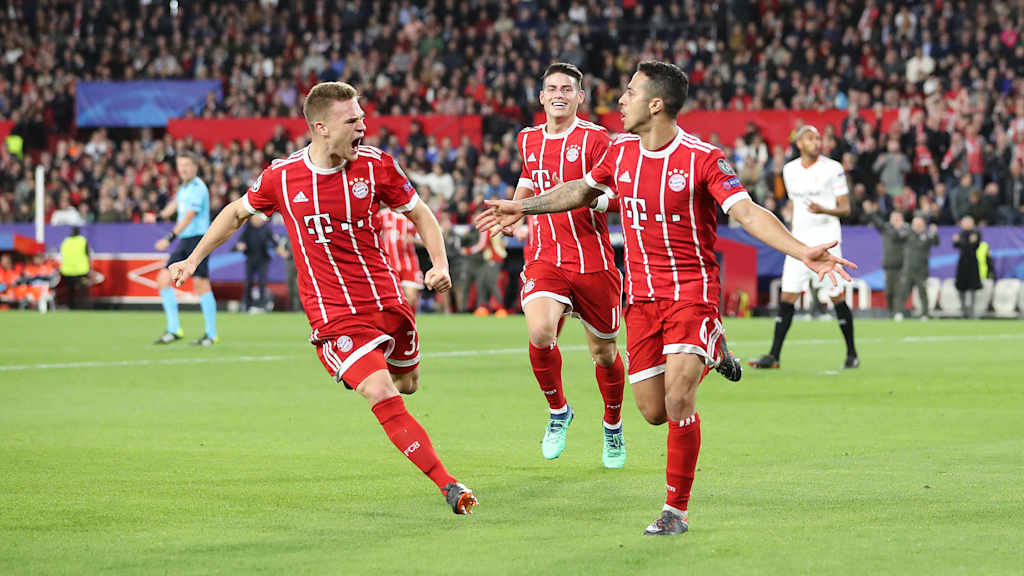 Joshua Kimmich jubelt mit Thiago über dessen Tor beim 2:1-Sieg des FC Bayern in Sevilla