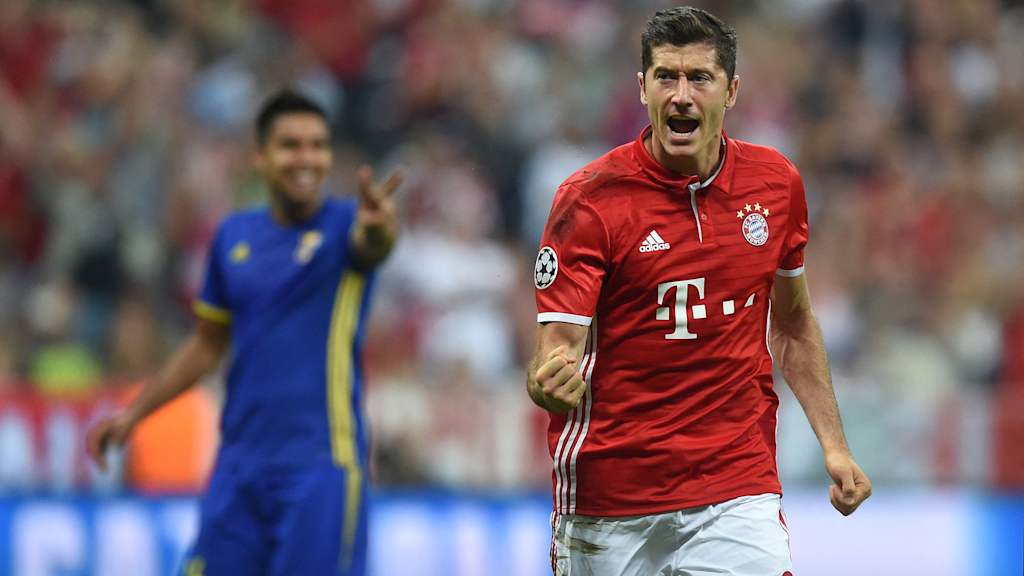 Robert Lewandowski ballt die Faust nach einem Tor im Champions League-Spiel des FC Bayern gegen FK Rostow