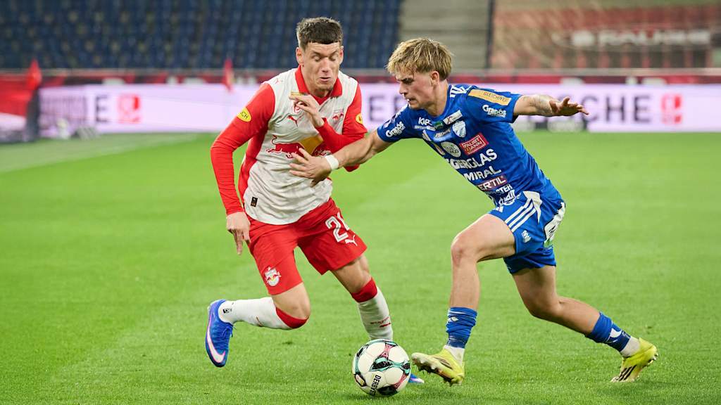 Maximilian Hennig führt einen Zweikampf im Trikot des TSV Hartberg.