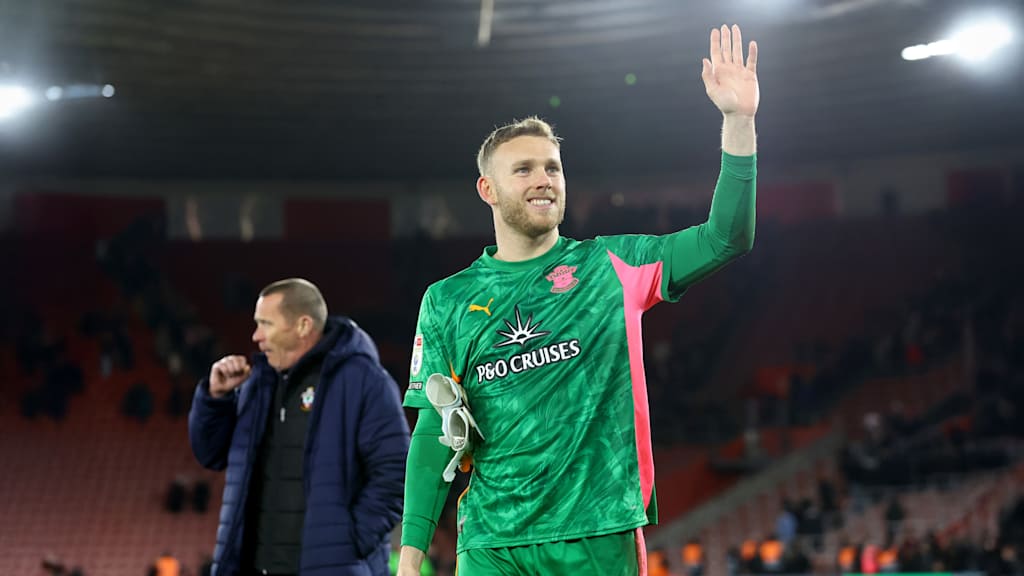 Daniel Peretz grüßt seine Fans.