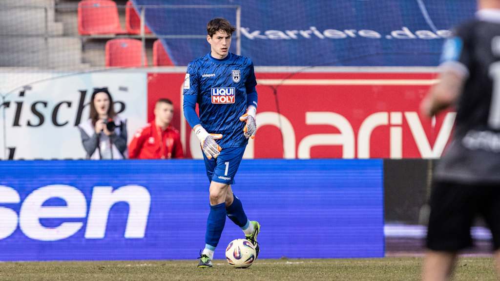 Max Schmitt führt den Ball.