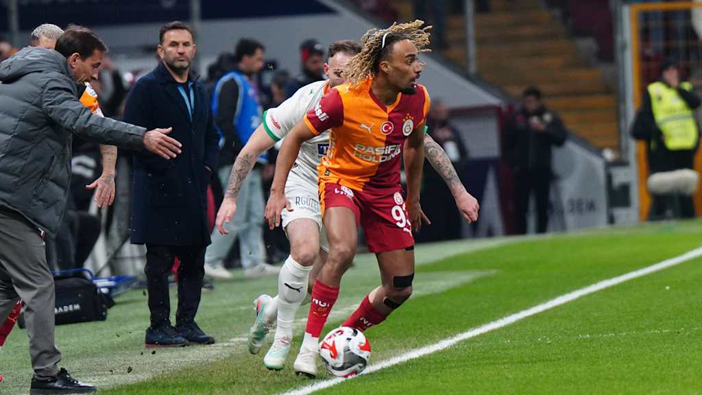 Sacha Boey dribbelt im Trikot von Galatasaray Istanbul.