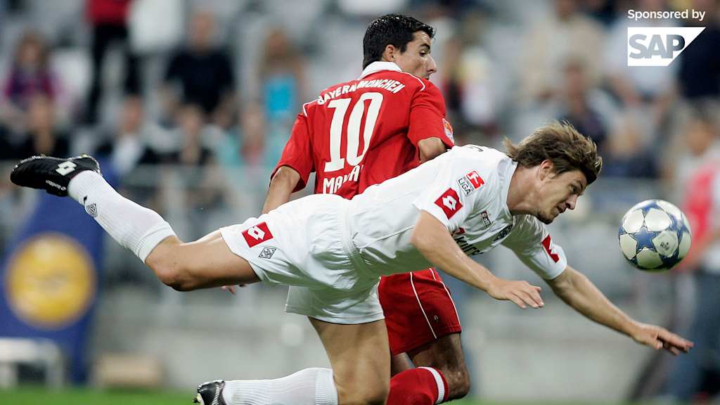 Roy Makaay (FC Bayern) im Zweikampf mit Mönchengladbachs Thomas Helveg