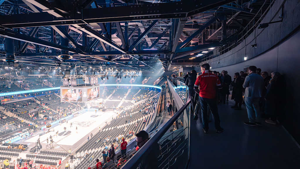 Hinter die Kulissen wie hier ganz oben unter das Dach des SAP Gardens führte die Führung die Mitglieder des FC Bayern.