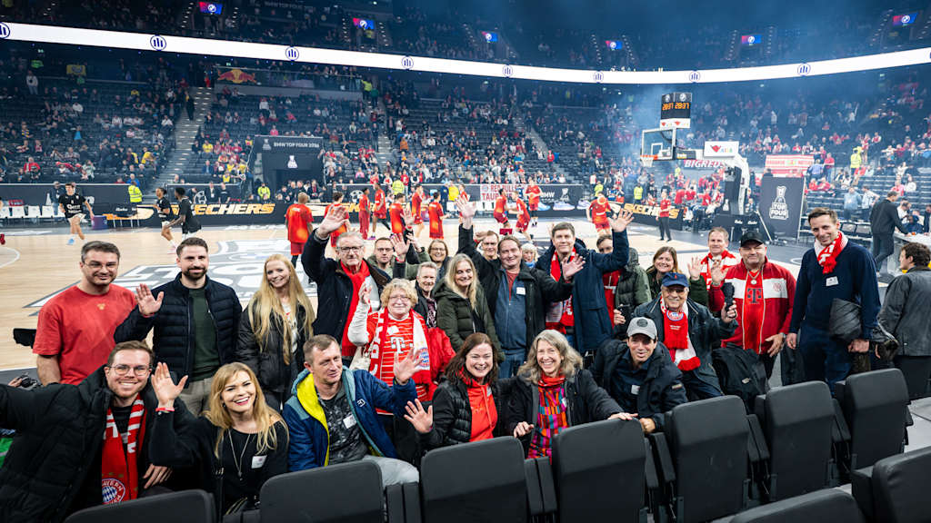 FC Bayern-Mitglieder am Spielfeldrand des SAP Gardens.