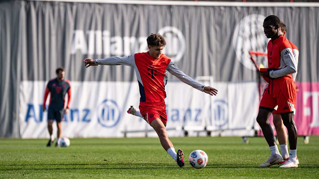 Tom Bischof beim Torabschluss im Training des FC Bayern