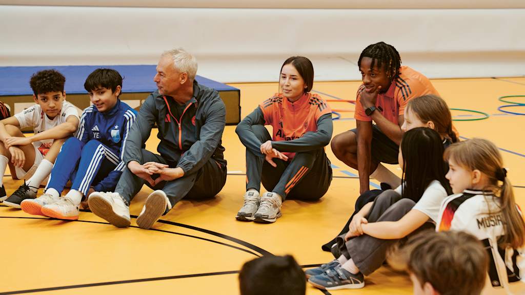 Wisdom Mike im Sitzkreis.