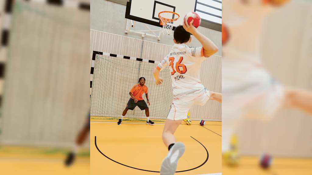 Wisdom Mike während einer Sportstunde im Rahmen von "ZAM AKTIV".