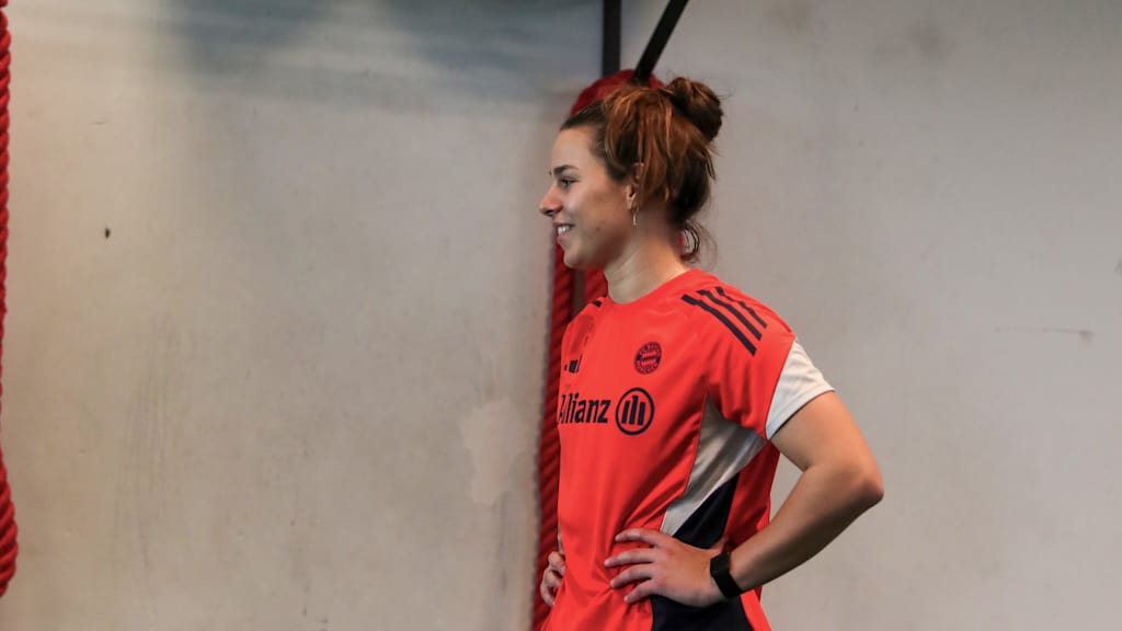 Lena Oberdorf lächelnd während einer Einheit auf der Athletikfläche des FC Bayern Campus.