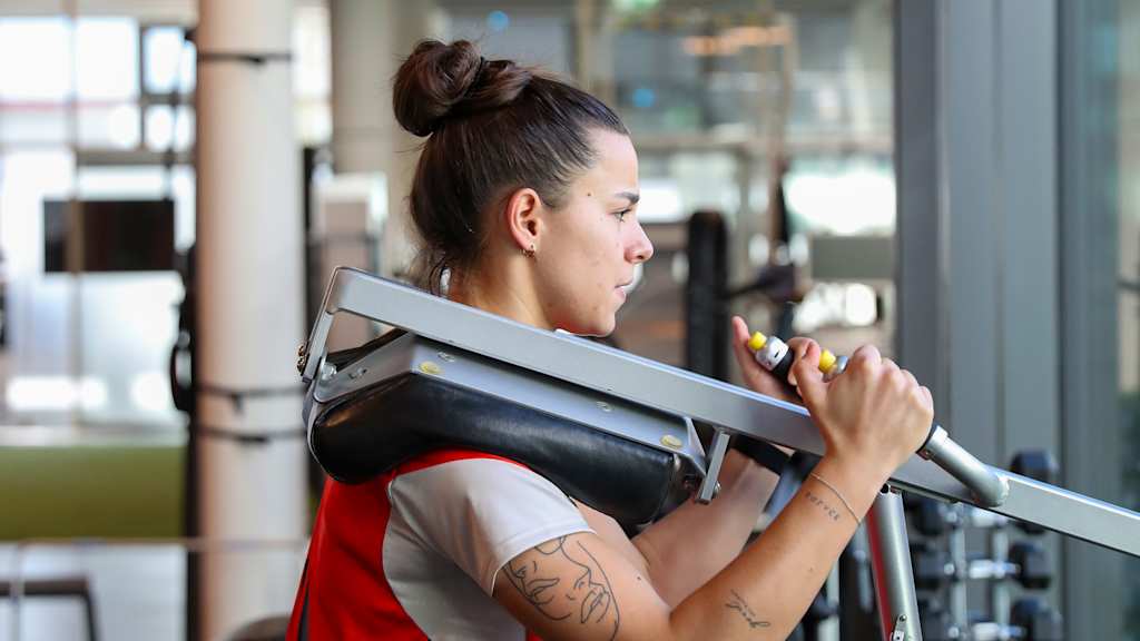 Lena Oberdorf während einer Übung auf der Athletikfläche des FC Bayern Campus.