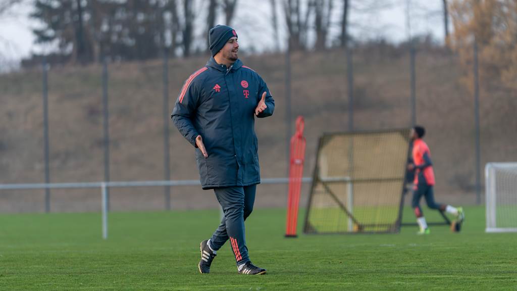 FCB-U19 Cheftrainer Peter Gaydarov erklärt eine Übung.