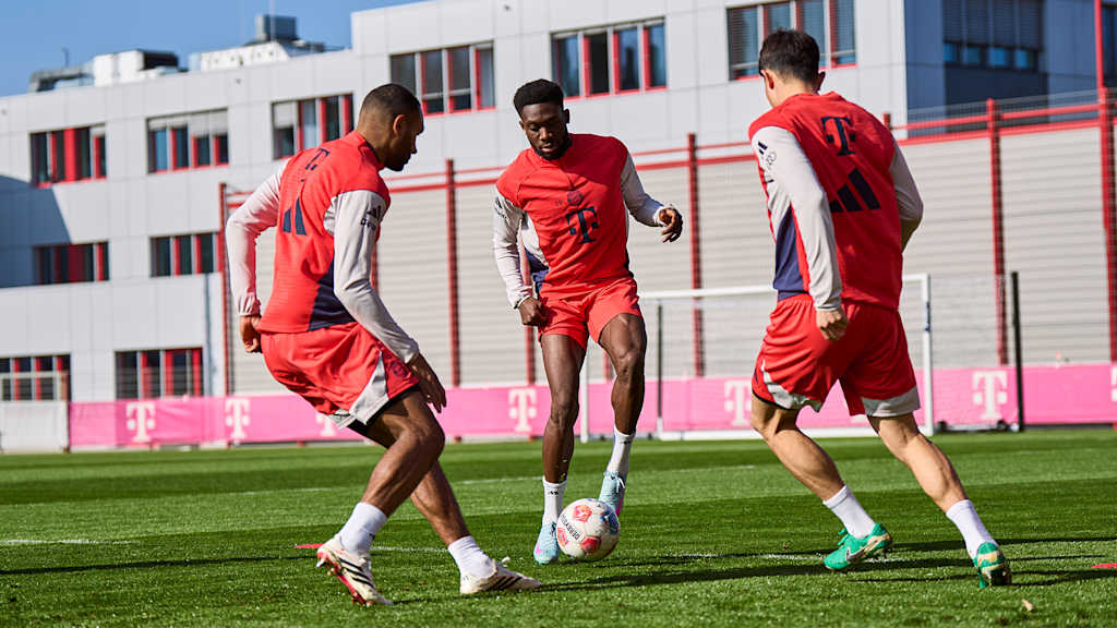 Alphonso Davies on the ball in FC Bayern's final training session before the Bundesliga match against Mönchengladbach