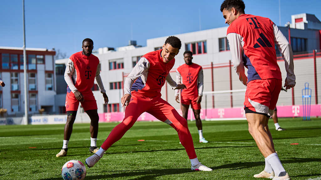 Luis Diaz und Jamal Musiala kämpfen lachend um den Ball im Abschlusstraining des FC Bayern vor dem Bundesliga-Spiel gegen Mönchengladbach