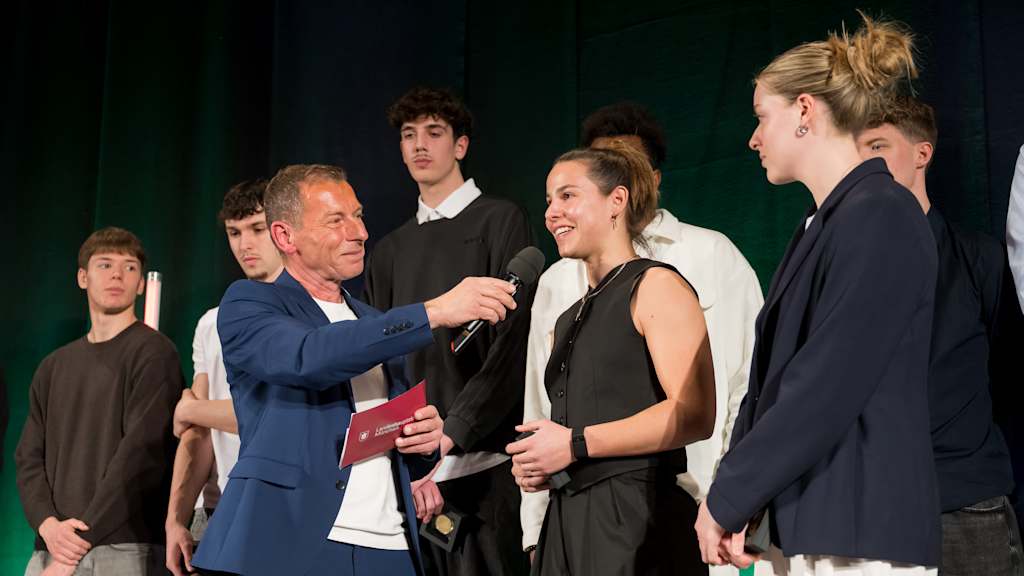 Lena Oberdorf am Mikrofon im Zuge der Sortlerehrung 2026.