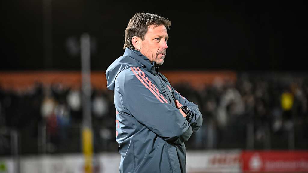 Holger Seitz an der Seitenlinie während des Auswärtsspiels der FC Bayern Amateure bei der SpVgg Bayreuth in der Regionalliga Bayern