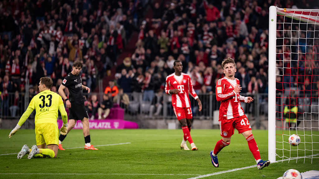 Lennart Karl erzielt ein Abseitstor im Bundesliga-Spiel des FC Bayern gegen Borussia Mönchengladbach.