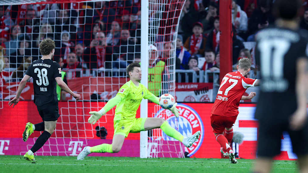 Konrad Laimer erzielt das Tor zum 2:0 im Bundesliga-Spiel des FC Bayern gegen Borussia Mönchengladbach.