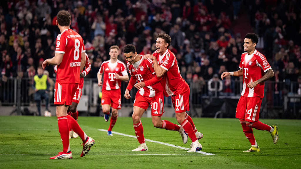 Jamal Musiala bejubelt sein Tor zum 3:0 im Bundesliga-Spiel des FC Bayern gegen Borussia Mönchengladbach.