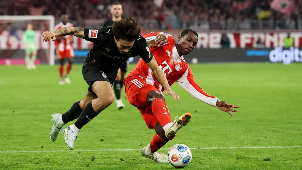 Nicolas Jackson führt einen Zweikampf im Bundesliga-Spiel des FC Bayern gegen Borussia Mönchengladbach.