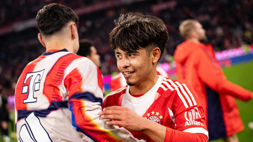 Maycon Cardozo klatscht nach dem Spiel des FC Bayern gegen Borussia Mönchengladbach mit Aleksandar Pavlovic ab.