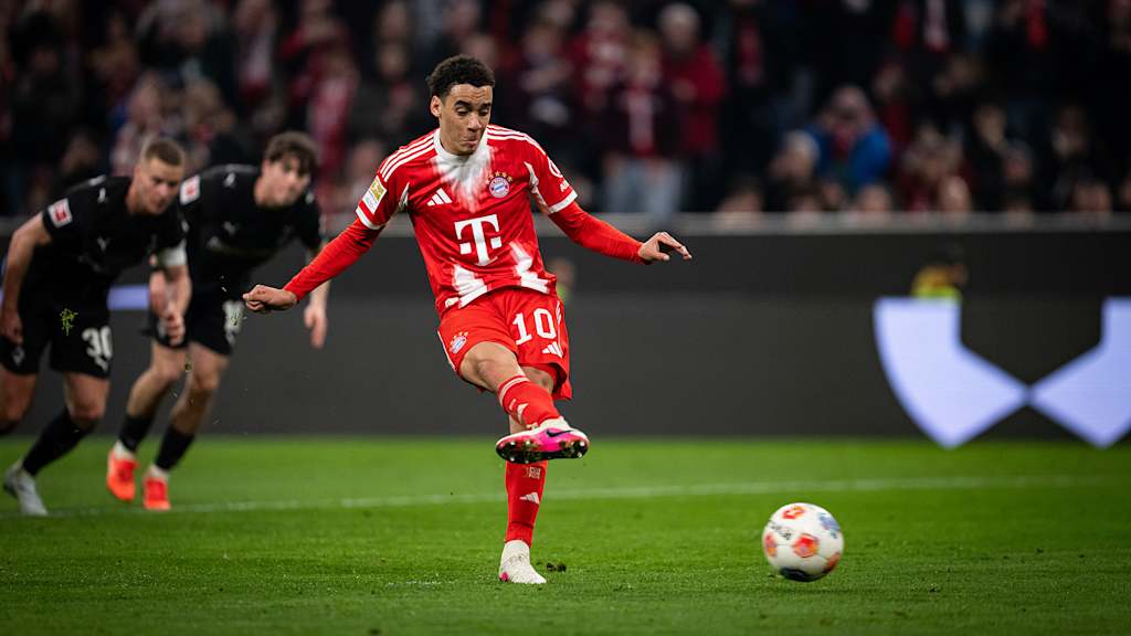 Jamal Musiala verwandelt einen Elfmeter zum 3:0 im Bundesliga-Spiel des FC Bayern gegen Borussia Mönchengladbach.